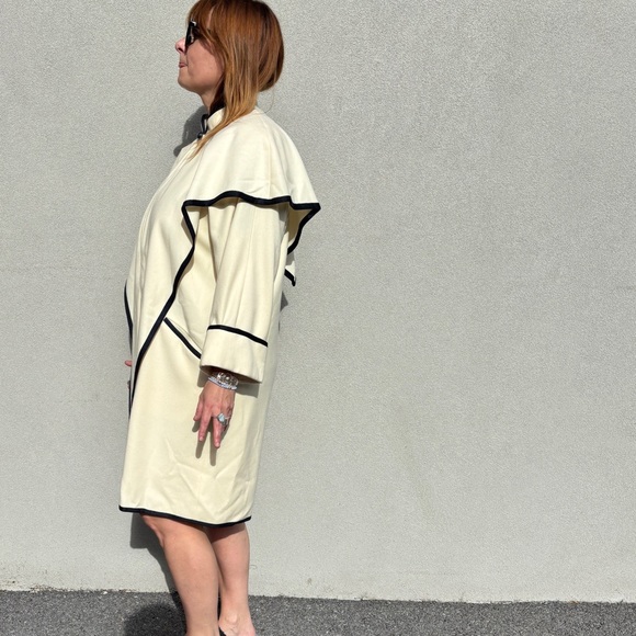 Vintage ivory coat from the 80s with black trim. - Picture 4 of 7